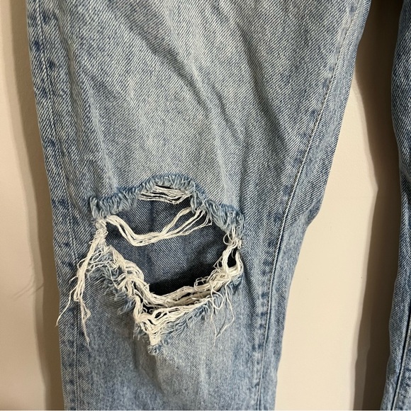 Women’s We The Free Light Wash Distressed Straight Leg Mom Jeans Size 25 - Picture 3 of 15